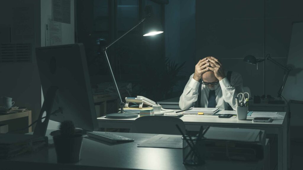 Homme stressé ce tenant la tête